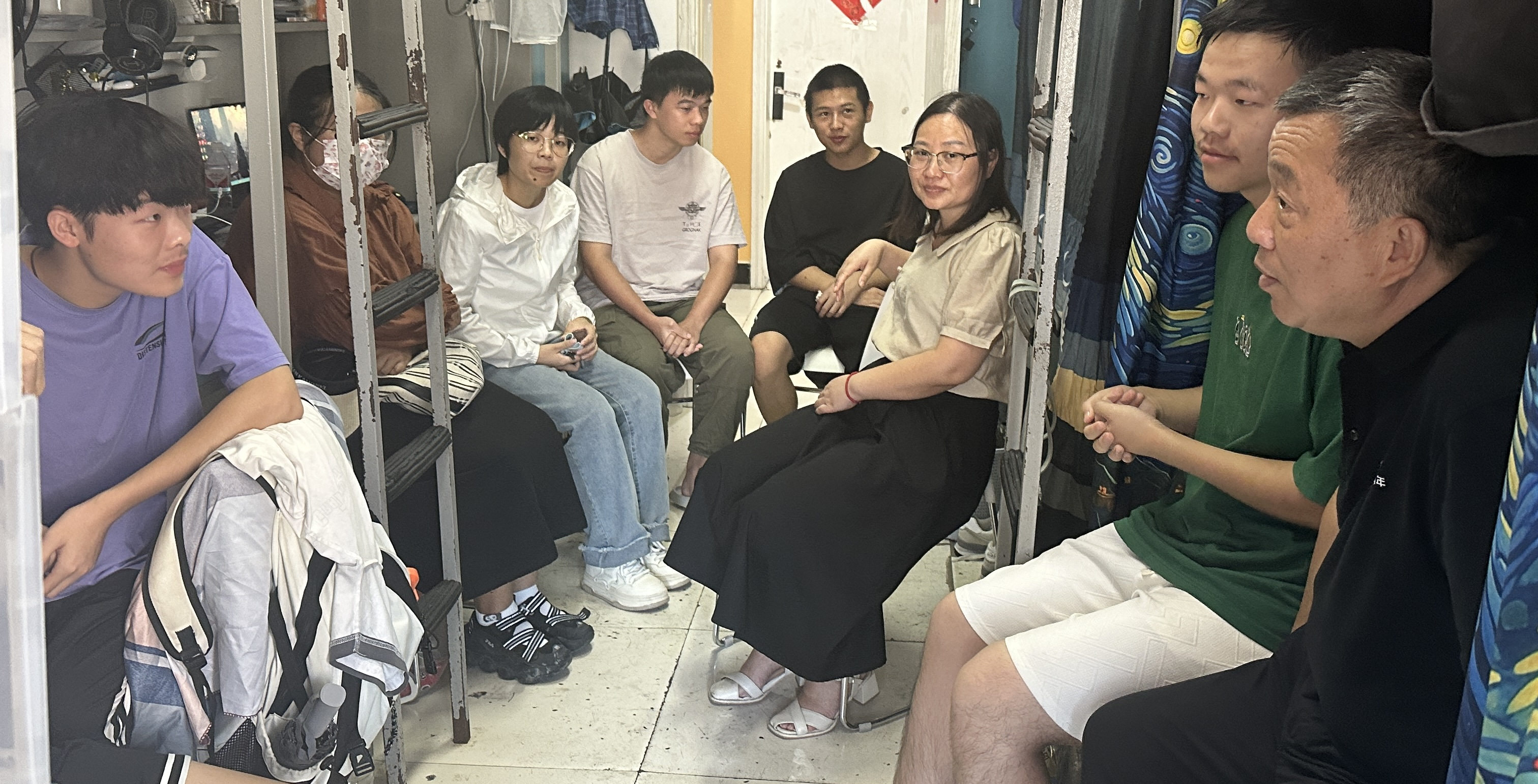 把关爱送到心里  将技能教到手上 —-土木工程系部分班主任老师国庆节前宿舍探望学生