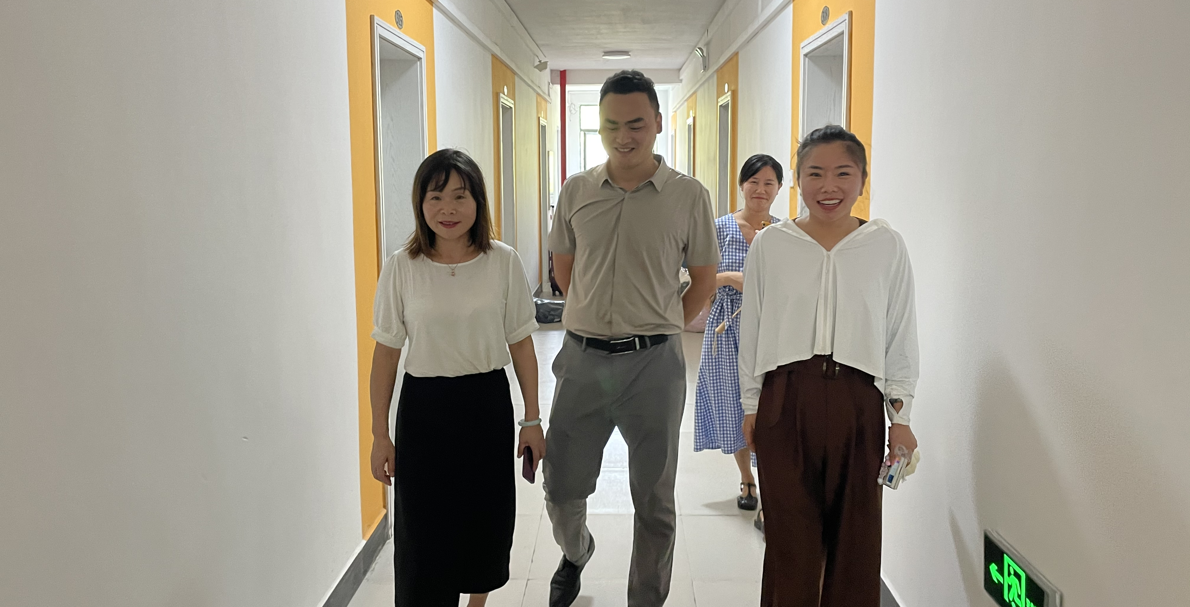 笑语盈盈 温暖巡寝 人文学院院领导走访慰问专升本新生