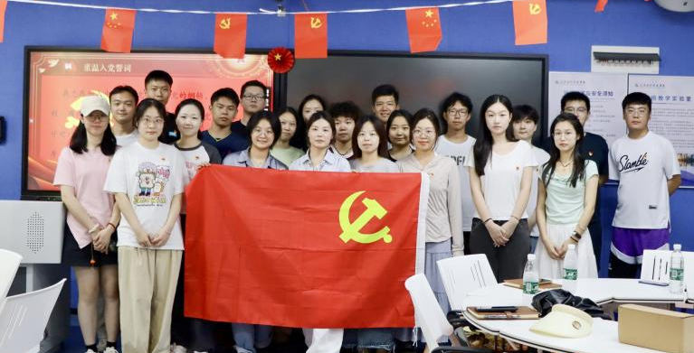 学两会精神，展先锋风采 人文学院学生第二党支部开展九月主题党日活动