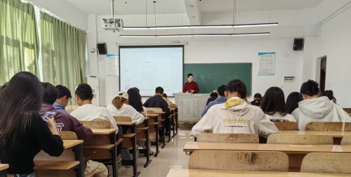 经济与管理学院知行讲堂系列讲座之二“东中西部产业转移与职业发展规划”开讲！