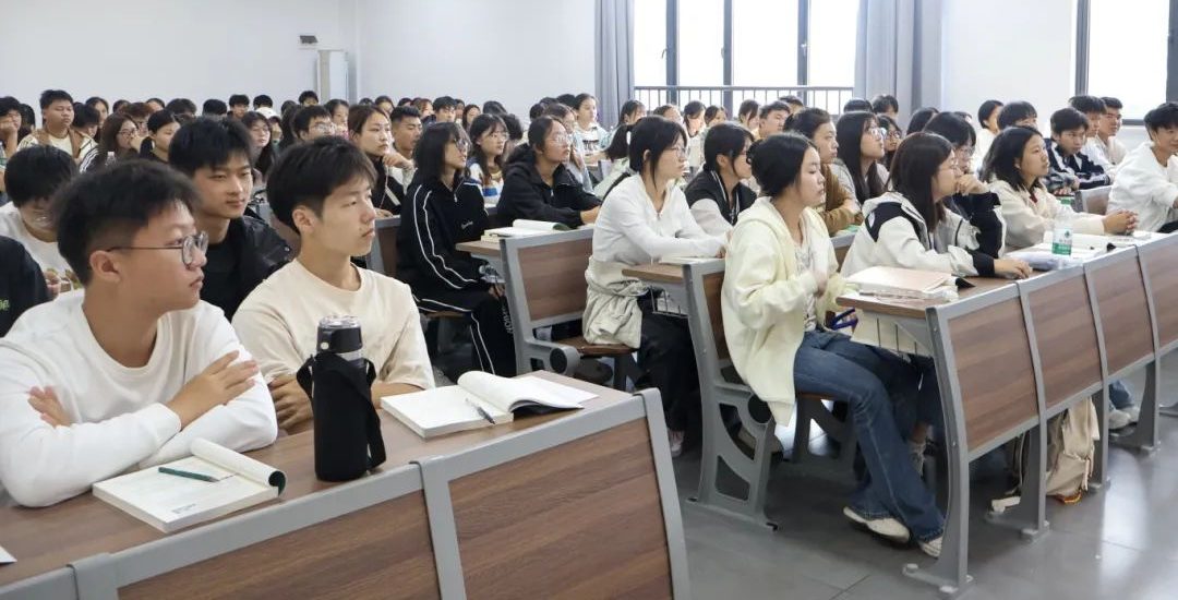 我校开展新学期新生开课第一天教学检查