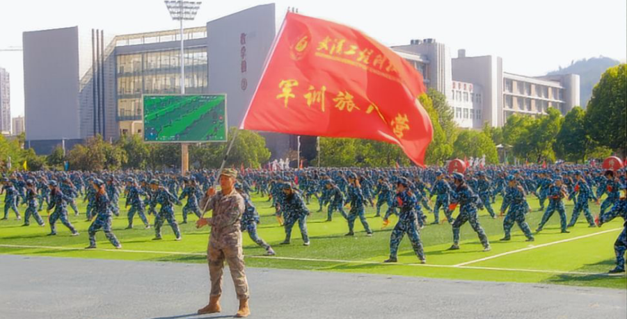 迷彩耀青春，热血谱华章—经济与管理学院新生军训落幕