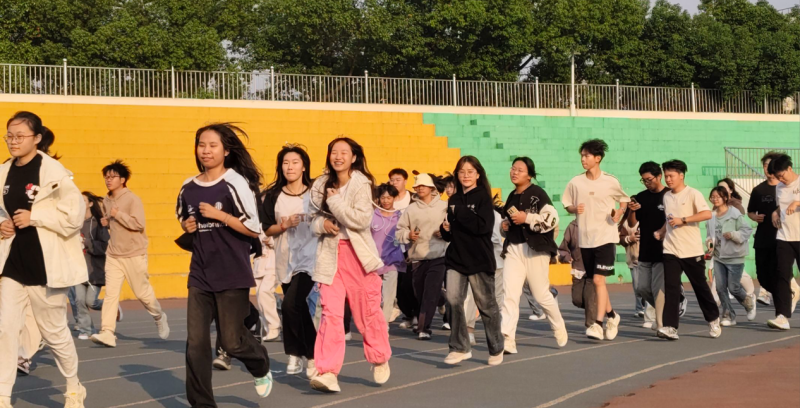 活力清晨，闪耀时刻——经济与管理学院24届新生早训、早自习