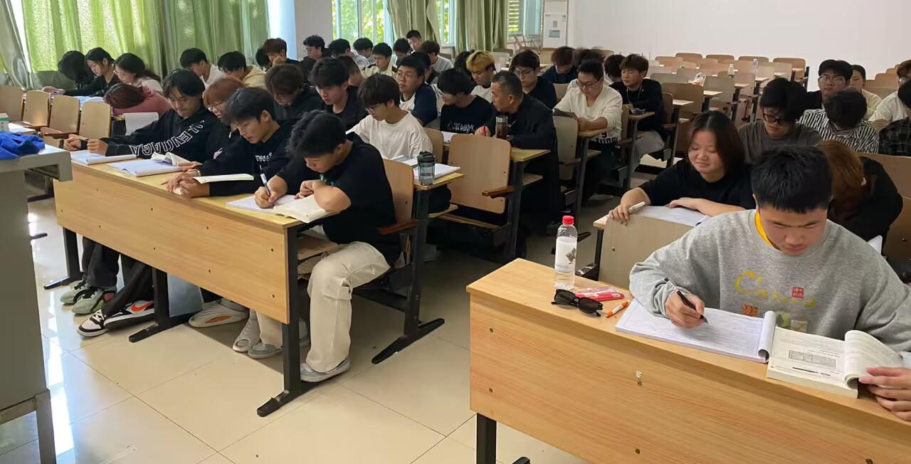 陪上一堂课  托起新希望 —-24建筑专1-2班班主任和学生一起上《建筑工程制图及CAD》课