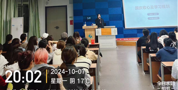 大学之路展宏图，人际生涯不迷途 人文学院展开学习规划教育和人际关系教育主题班会