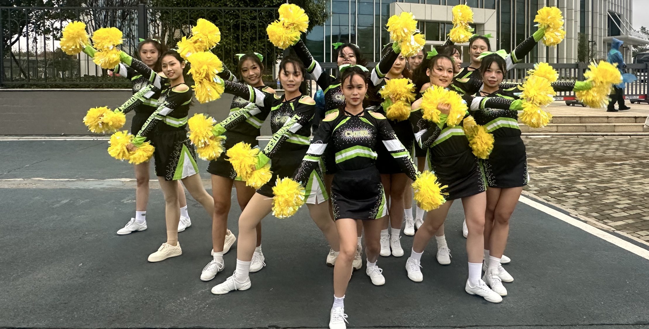 青春靓影，闪耀光谷马拉松 —–我校体育系啦啦操队助力光谷马拉松