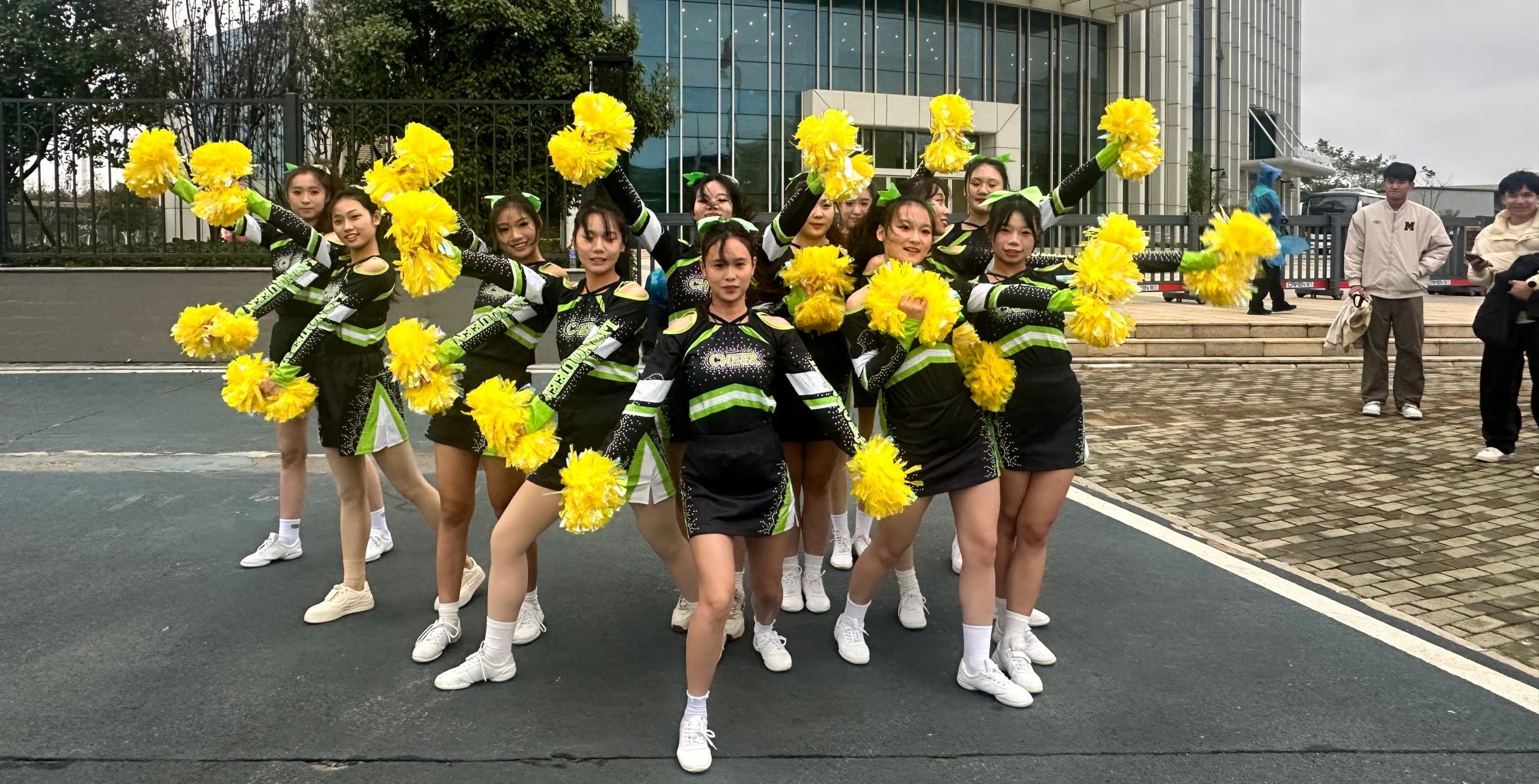 青春靓影 闪耀跑道｜武工院啦啦操队助力光谷马拉松