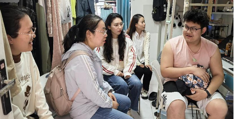 入宿舍送问候  问学情立志向 —-工程造价系主任黄英带领24级新生班主任开展进宿舍访谈学生活动