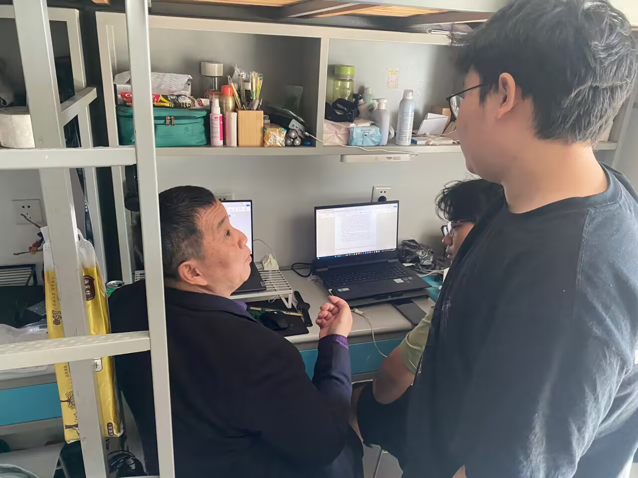 把知识传到手边  将温暖送到身边 —-24级建筑专1班班主任龙振华老师进学生宿舍指导创新杯活动