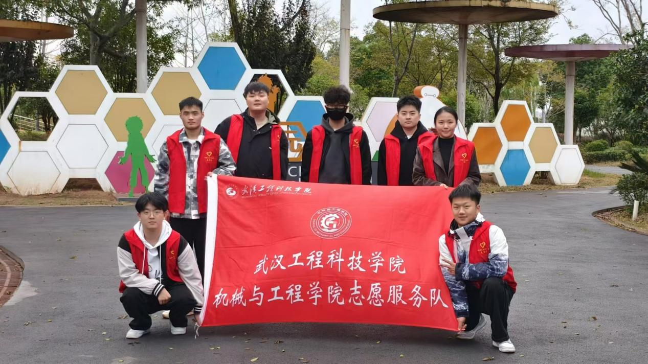 机械与工程学院志愿者开展种植园除草检查志愿服务